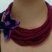 collana bordeaux con fettuccia in jersey e fiore in feltro in varie tonalità di viola 