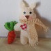Coniglio in feltro con cuore applicato,sciarpa a maglia e carota in maglia tubolare.Bomboniera per bimbi o decorazione per la cameretta,per pasqua,primavera.