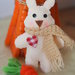Coniglio in feltro con cuore applicato,sciarpa a maglia e carota in maglia tubolare.Bomboniera per bimbi o decorazione per la cameretta,per pasqua,primavera.
