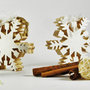 fiocchi di neve, oggetto decorativo, realizzato a mano a traforo con legno di recupero