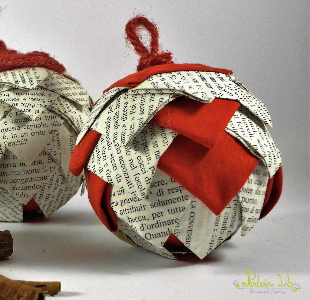 Pallina in tessuto e carta, effetto pigna, patchwork, riciclo creat