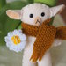 Pecora in feltro ,sciarpa a maglia e fiorellino in lana a telaio con perline.Bomboniera per bimbi o decorazione per la cameretta,per pasqua,primavera.