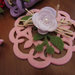 Centrino in feltro decorato con rosa da usare come segnaposto o bomboniera