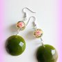 Orecchini in resina handmade con perlina in resina con rose verde greenery primavera idee regalo donna 