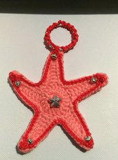 Ciondolo stella marina grande rosa corallo realizzata e ricamata ad uncinetto ed impreziosita da perline argentate