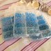 800 perline di vetro nelle sfumature di blu in contenitore