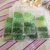800 perline di vetro nelle sfumature di verde in contenitore