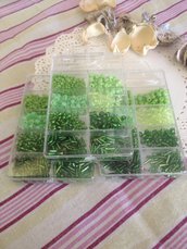 800 perline di vetro nelle sfumature di verde in contenitore
