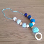 Collana d'allattamento nelle sfumature dell'azzurro con perle amigurumi, fatta a mano all'uncinetto