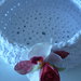 Grande cestino di fettuccia bianca con rosa e orchidea