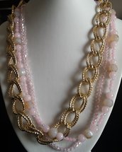 Collana multilayer con catena dorata e fili di cristalli rosa