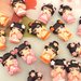 CIONDOLO DELUXE BOMBONIERA - KOKESHI  ROSA  PORTAFORTUNA doll giapponesina sushi - FIMO laurea compleanno 