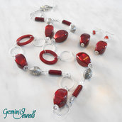 Collana lunga con perle rosse in resina vintage