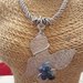 Collana girocollo (lunghezza circa 50 cm) con cordino in tessuto e farfalla in alluminio battuto e perla in ceramica greca