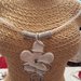 Collana girocollo (lunghezza circa 50 cm) con cordino in caucciù, rifiniture in alluminio battuto e perle in ceramica greca