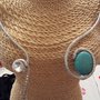 Collana girocollo rigido in alluminio battuto, perla in pasta di turchese e cristalli