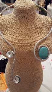 Collana girocollo rigido in alluminio battuto, perla in pasta di turchese e cristalli