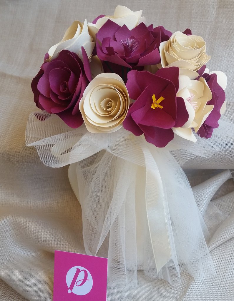 Bouquet Da Sposa Fatto A Mano In Raso Avorio Con Rose, Strass E Perle - Diametro 22 Cm, Altezza 26 Cm - Ideale Per Nozze E Damigelle