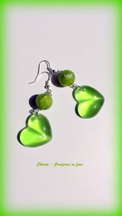 Orecchini in resina handmade cuori verde greenery trasparente con perlina abbinata idee regalo donna 