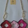 Collana con tre rombi ad uncinetto rosa, fucsia e rosso