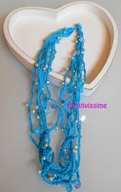 Collana all'uncinetto con fili e perline color azzurro turchese