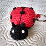 Portachiavi con coccinella amigurumi fatta a mano all'uncinetto