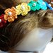 Cerchietti per capelli con fiorellini arcobaleno all'uncinetto con perlina centrale