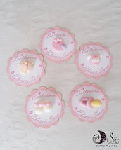 Card Art Battesimo segnaposto bimba etichette tonde smerlate rosa soggetti misti bebè, piedini, tutina, bavetta, scarpette, ciucciotto personalizzabili