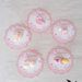 Card Art Battesimo segnaposto bimba etichette tonde smerlate rosa soggetti misti bebè, piedini, tutina, bavetta, scarpette, ciucciotto personalizzabili