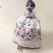 Ciondolo- bambolina di Ceramica dipinta e vestito ricamato a mano, collana doll 