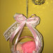 Sfera di vetro con neonata in fimo decorata con nastri in raso e merletto perfetta come bomboniera o come regalo