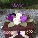 Scatola rivestita di feltro marrone con rose viola e lilla