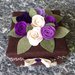Scatola rivestita di feltro marrone con rose viola e lilla