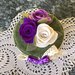 scatolina di cartone rivestita di feltro con tre rose di feltro viola e lilla