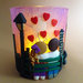 Lanterna bicchiere decorata in fimo con innamorati su panchina e skyline notturno di sfondo