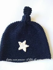 Cappello  bambino in blu marina fatto a maglia con stella realizzata a uncinetto 