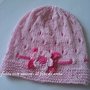 Cappello rosa con fiore e foglie realizzato a mano