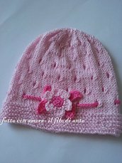 Cappello rosa con fiore e foglie realizzato a mano