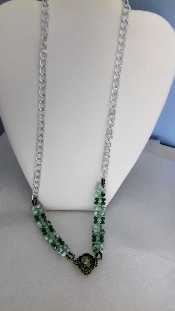 Collana lunga con perline e anelli