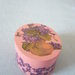 scatola rosa con fiori viola