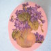 scatola rosa con fiori viola