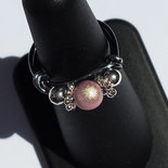 Anello con perla rosa cipria e perle in metallo argentato