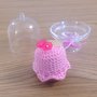 Cupcake amigurumi rosa fatto a mano all'uncinetto con alzatina