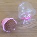 Cupcake amigurumi rosa fatto a mano all'uncinetto con alzatina