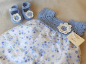 Vestitino bimba con fiorellini azzurro celeste e sprone crochet celeste con scarpette abbinate .