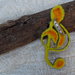 Spilla forma nota musicale realizzata a mano lana cardata e zip