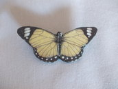 Spilla in pelle a forma di farfalla gialla
