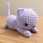 Gatto giocherellone lilla amigurumi, fatto a mano all'uncinetto