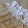 Abitino prendisole con sprone crochet bianco e  spilla a forma di rosa in tessuto bianco beige.