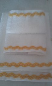 Set di asciugamani in morbida spugna bianca  con applicazione  di   merletto zig zag di colore  giallo e bianco